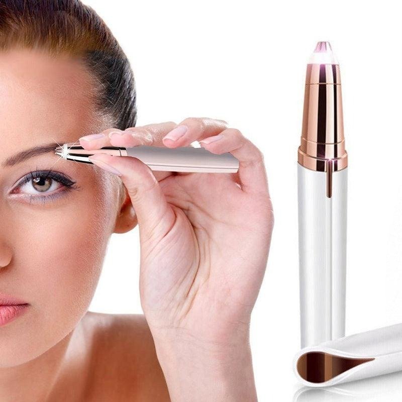 Caneta depiladora rose gold sendo usada
